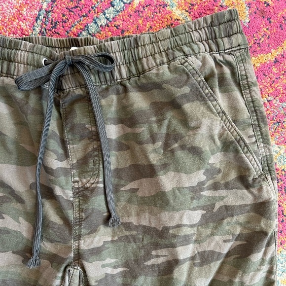 Levi's | Women’s Green Camo Off Duty Drawstring Elastic Waist Jogger Pants Sz L - Picture 7 of 15